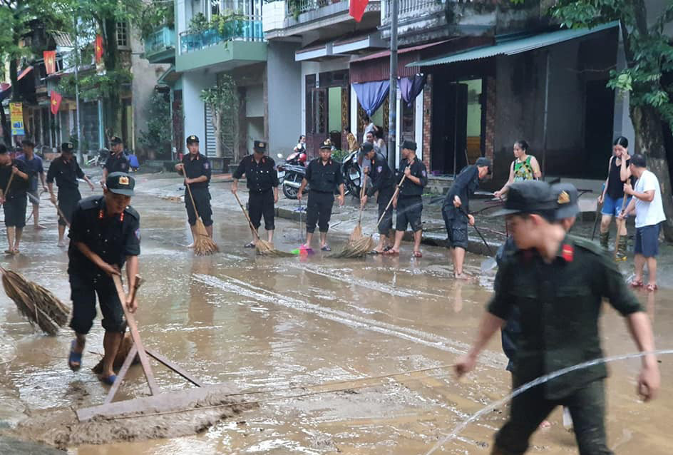 ... chủ động phối hợp với cấp ủy, chính quyền địa phương và lực lượng Công an cơ sở triển khai các phương án đảm bảo ANTT; tham gia hỗ trợ dân sơ tán, di rời tài sản đến nơi an toàn, phối hợp với các lực lượng tại chỗ tổ chức tìm kiếm, cứu nạn và giúp dân khắc phục hậu quả mưa lũ.