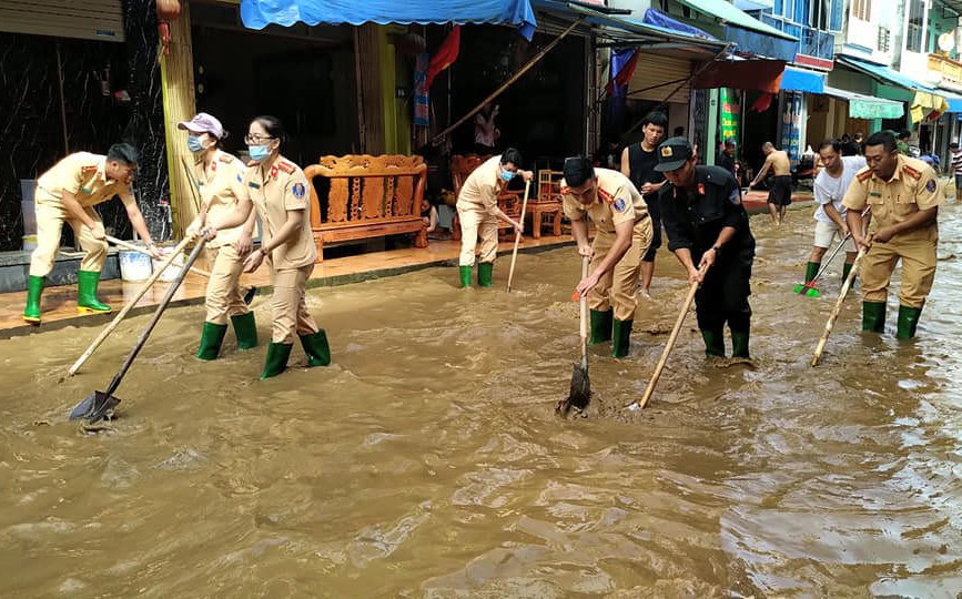 Cảnh sát cơ động, CSGT được huy động ra quân khắc phục hậu quả do mưa lũ