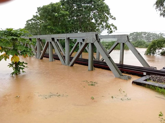 Hơn 550 ngôi nhà trên địa bàn thành phố Yên Bái và các huyện Văn Yên, Trấn Yên đã bị ảnh hưởng bởi mưa lũ. Ước tính thiệt hại tại địa phương này lên đến 12 tỷ đồng. Hiện, lực lượng công an đang khẩn trương giúp dân khắc phục hậu quả mưa lũ.