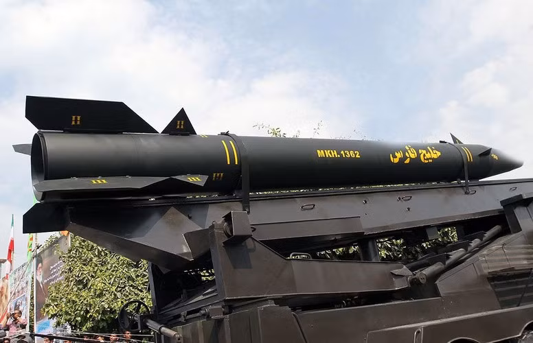 Những tổ hợp vũ khí này bao gồm hệ thống tên lửa phòng không và đặc biệt là tên lửa chống hạm, hành động trên nhằm gửi lời cảnh báo sẽ ngăn chặn sự di chuyển của bất kỳ tàu nào qua khu vực.