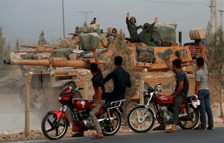 Một đoàn xe quân sự trong đó có hàng chục xe tăng hạng nặng M60T của Thổ Nhĩ Kỳ mang theo vũ khí hạng nặng đã di chuyển vào tỉnh Idlib từ ngã tư Kafr Lousen.