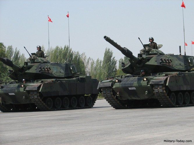 Dự trữ hành trình 450km. Xe tăng có thể vượt dốc 60% và đi dốc nghiêng tới 30%, vượt qua chướng ngại vật có chiều rộng từ 2,6m và chiều cao 0,91m, lặn sâu tới 1,4m. Đây được coi là một trong những dòng xe tăng mạnh nhất tại chiến trường Syria.