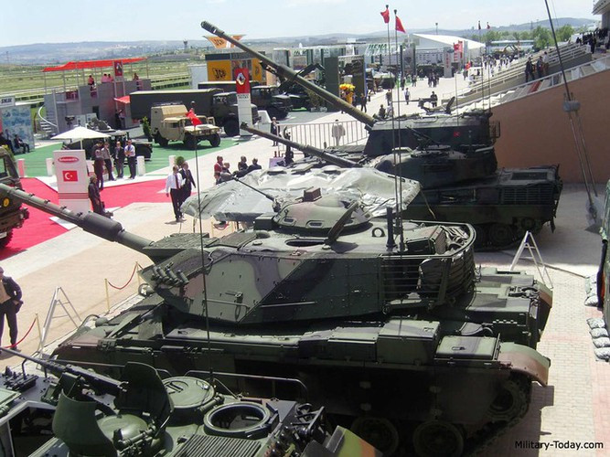 Nhìn bên ngoài, M60T Sabra MkIII giống siêu tăng Merkava hơn là M60 của Mỹ, với các cạnh nhọn và trông có vẻ đường nét hơn.