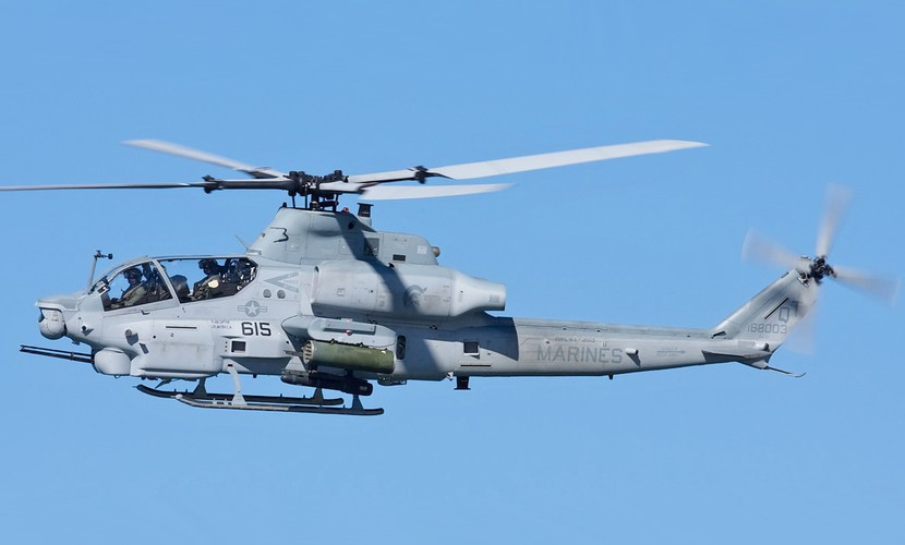Về kích thước tổng thể, AH-1Z Viper có chiều dài 17,8m, chiều cao 4,37m và đường kính cánh quạt 14,6m.
