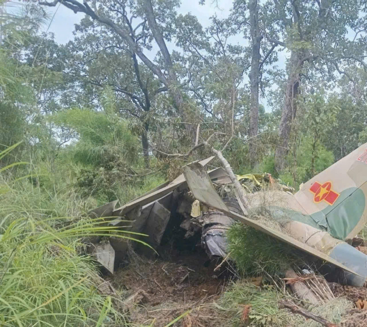 Như báo Tri thức &amp; Cuộc sống đã đưa tin, sáng 8/11, Đại tá Trần Thanh Hải, Phó Tham mưu trưởng Quân khu 5, cho biết hàng nghìn người của các lực lượng phòng không không quân, quân sự, chính quyền địa phương đang tham gia tìm kiếm tại vị trí nghi máy bay rơi ở xã Krông Na, huyện Buôn Đôn, tỉnh Đắk Lắk.