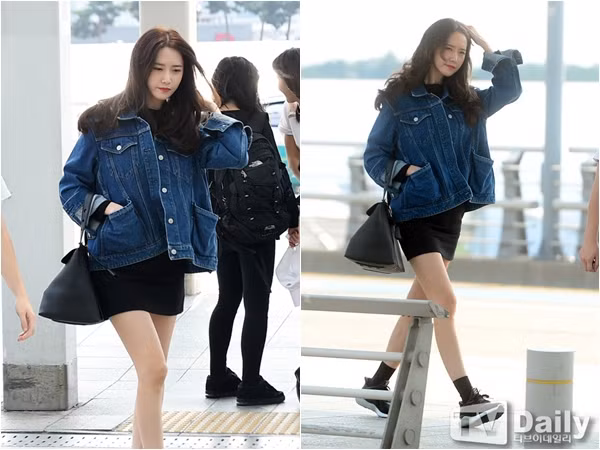 Yoona khoe đôi chân dài thon gọn trong chiếc váy đen và áo khoác denim các tính. Ảnh: TV Daily.