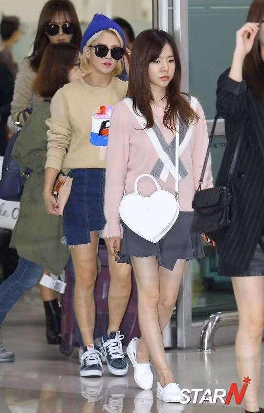 Sunny cực dễ thương khi phối chân váy xếp ly với áo len xù hồng nhạt. Ảnh: StarN.