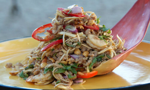 Người Phillipines đặc biệt yêu thích món ăn từ hoa chuối. Trong ảnh là món salad hoa chuối. Ảnh: Lifestyle.