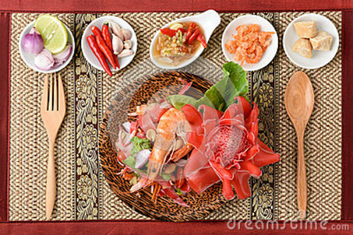 Người dân Singapore dùng hoa gừng để chế biến thành món salad hải sản hoặc nấu chè. Ảnh: Dreamstime.