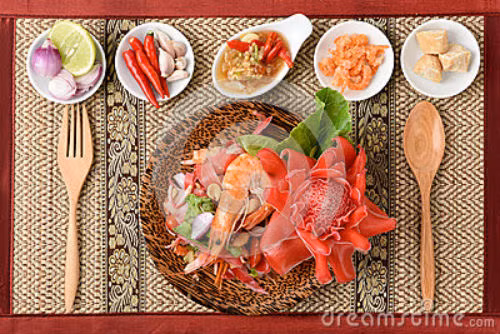 Người dân Singapore dùng hoa gừng để chế biến thành món salad hải sản hoặc nấu chè. Ảnh: Dreamstime.