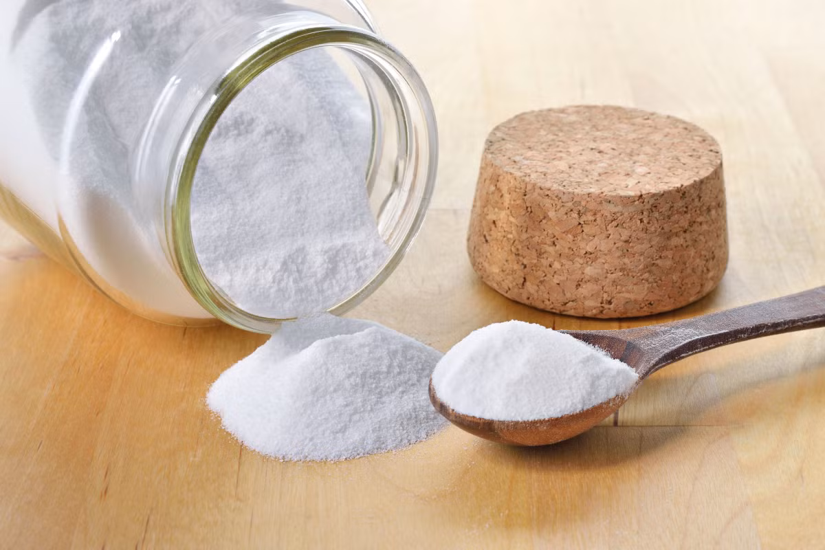 Rắc baking soda lên vùng quần áo có mùi hôi để trong nhiều giờ. Sau đó rũ sạch bột, quần áo sẽ thơm tho như mới. Ảnh: RD.