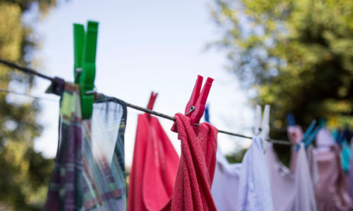Phơi quần áo ở nơi có nhiều nắng là cách đơn giản nhất giúp loại bỏ vi khuẩn gây mùi cho quần áo. Ảnh: RD.
