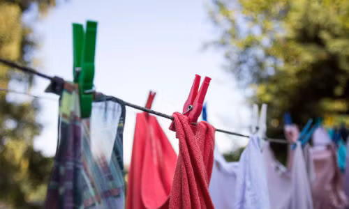 Phơi quần áo ở nơi có nhiều nắng là cách đơn giản nhất giúp loại bỏ vi khuẩn gây mùi cho quần áo. Ảnh: RD.