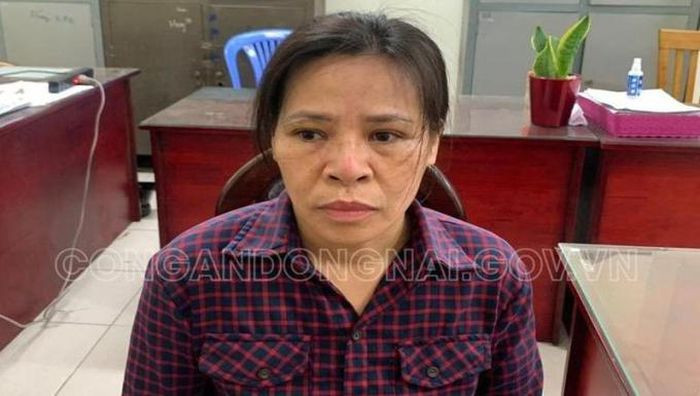  Hành nghề "chứa mại dâm" rồi núp bóng giúp việc: Sau khi thực hiện hành vi phạm tội, Nguyễn Thị Bông (SN 1975, ngụ huyện Long Thành, Đồng Nai) lẩn trốn, di chuyển nhiều nơi, rồi làm giúp việc cho 1 gia đình để tránh cơ quan chức năng. Ngày 9/10, Công an huyện Nhơn Trạch cho biết vừa bắt giữ Bông.