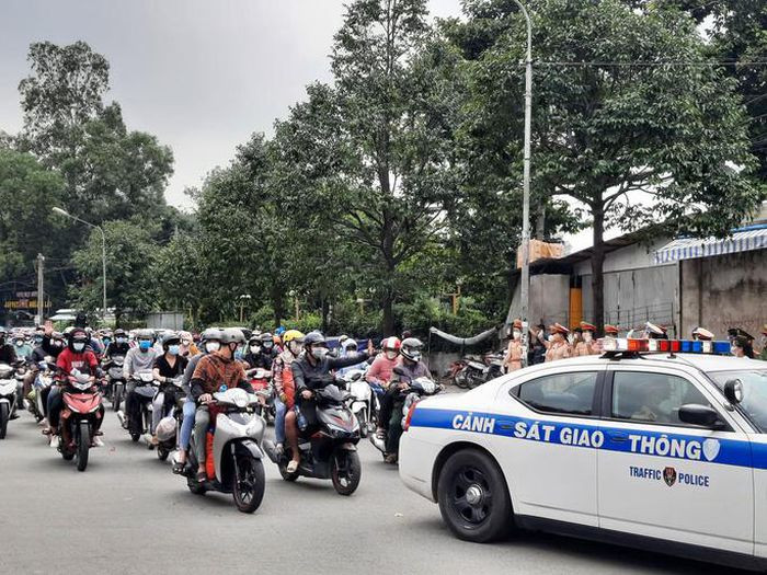  Đồng Nai bãi bỏ "giấy đi đường" từ ngày 9/10: Tối 8/10, UBND tỉnh Đồng Nai đã ban hành Chỉ thị 19 về việc thực hiện các biện pháp phòng chống dịch COVID-19 từ sau 0 giờ ngày 9/10. Theo đó, Đồng Nai cho phép mở lại nhiều hoạt động trong phạm vi cụ thể và sẽ từng bước bình thường mới tùy theo tình hình. 