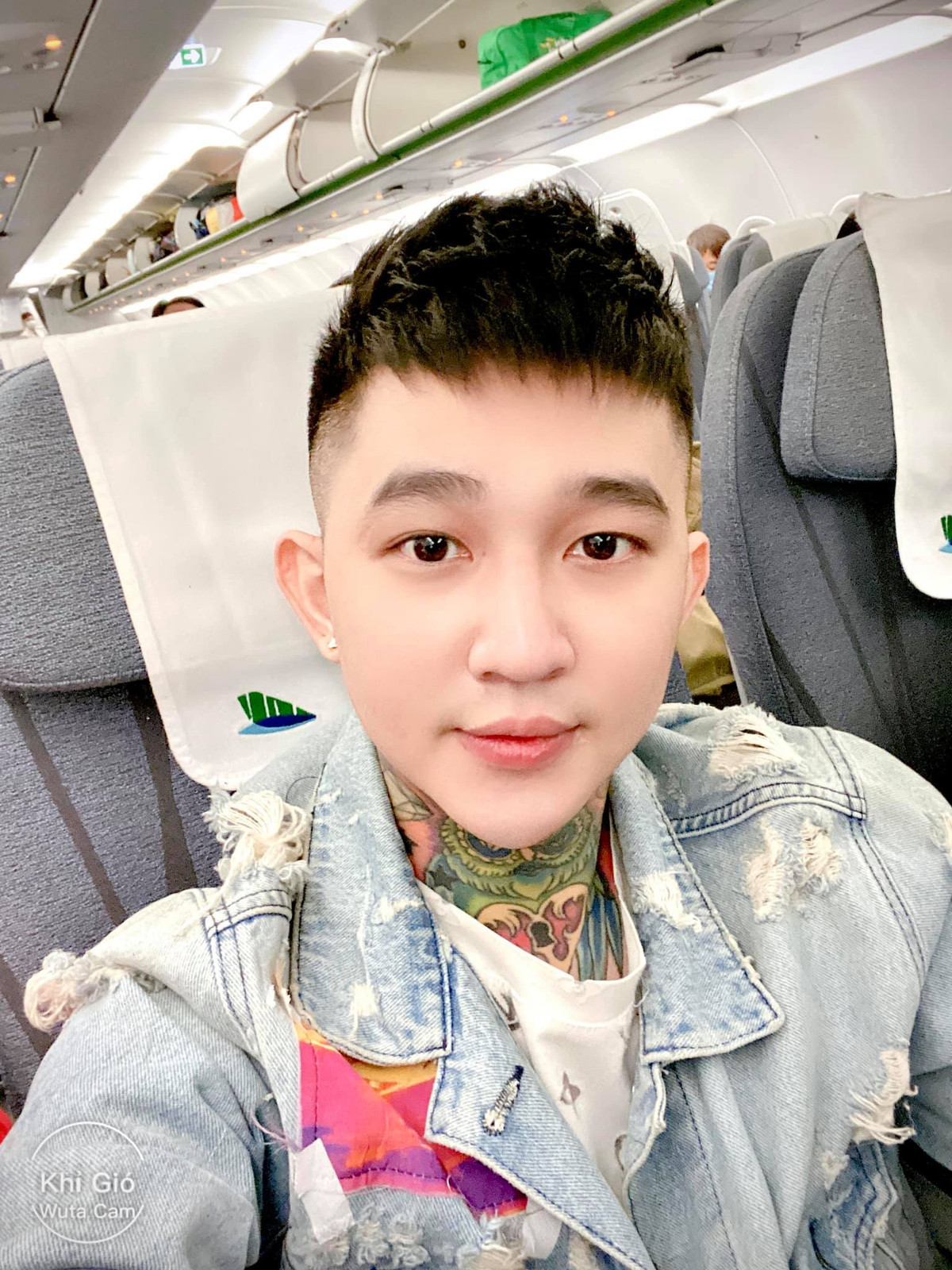 "Hoàng Tử Gió" được nhiều người biết đến, gây chú ý khi xăm hình xăm đầy người, bao gồm cả cổ. Facebook cá nhân của Hoàng Tử Gió hiện có gần 900.000 follow.