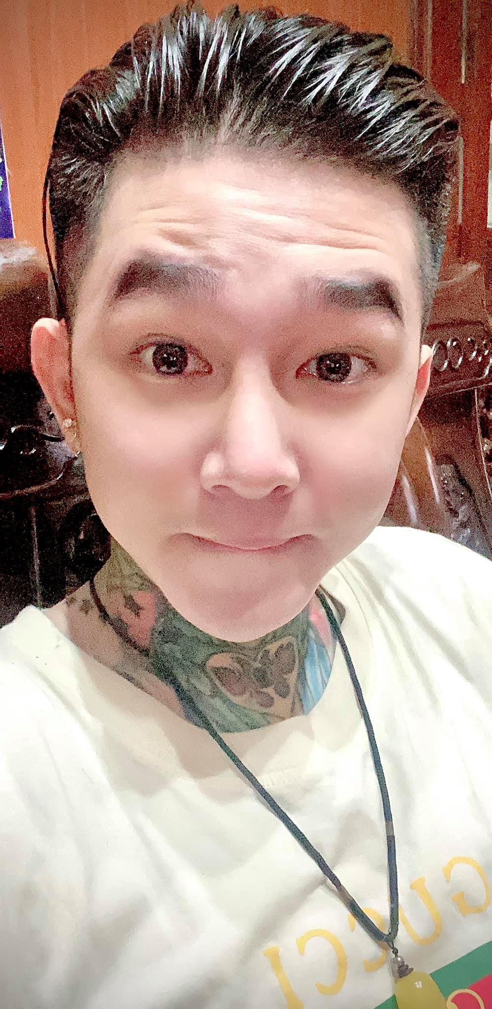 " Hoàng Tử Gió" là rất thân thiết với một số "giang hồ mạng" như Khá Bảnh, Huấn Hoa Hồng,