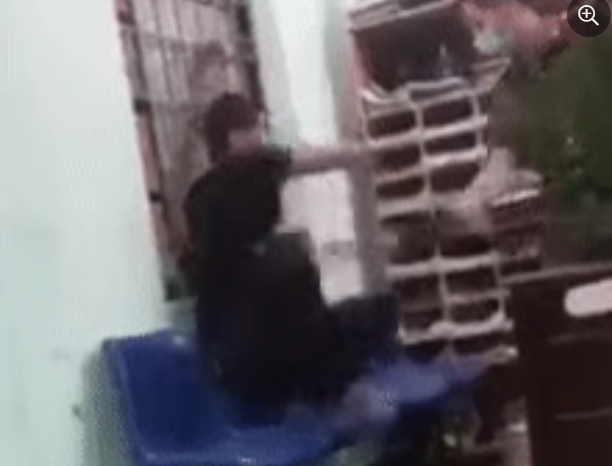  Xác minh clip thanh niên bị cảnh sát dí roi điện vào người: Ngày 4/10, thiếu tướng Nguyễn Đức Dũng, Giám đốc Công an tỉnh Quảng Nam, cho biết đang chỉ đạo Công an thị xã Điện Bàn làm rõ clip nam thanh niên bị một cán bộ cảnh sát cầm roi điện dí vào người. Đoạn clip dài khoảng 40 giây ghi lại cảnh một người mặc quân phục công an dùng roi điện dí vào thanh niên đang bị còng tay ở cửa sổ.