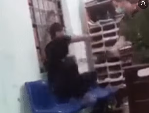  Xác minh clip thanh niên bị cảnh sát dí roi điện vào người: Ngày 4/10, thiếu tướng Nguyễn Đức Dũng, Giám đốc Công an tỉnh Quảng Nam, cho biết đang chỉ đạo Công an thị xã Điện Bàn làm rõ clip nam thanh niên bị một cán bộ cảnh sát cầm roi điện dí vào người. Đoạn clip dài khoảng 40 giây ghi lại cảnh một người mặc quân phục công an dùng roi điện dí vào thanh niên đang bị còng tay ở cửa sổ.