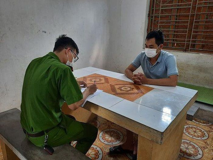  Triệt phá đường dây làm giả giấy khám sức khỏe quy mô lớn: Phạm Văn Dương (SN 1991, quê tỉnh Phú Thọ) từng đặt mua giấy xét nghiệm, giấy khám sức khỏe của một người lạ trên mạng xã hội, thấy dễ kiếm tiền nên Dương thành lập đường dây tìm cách sản xuất rồi quảng cáo bán các giấy tờ giả trên qua mạng xã hội. Ngày 5/10, Công an huyện Tứ Kỳ (Hải Dương) cho biết vừa triệt phá đường dây này do Dương cầm đầu.