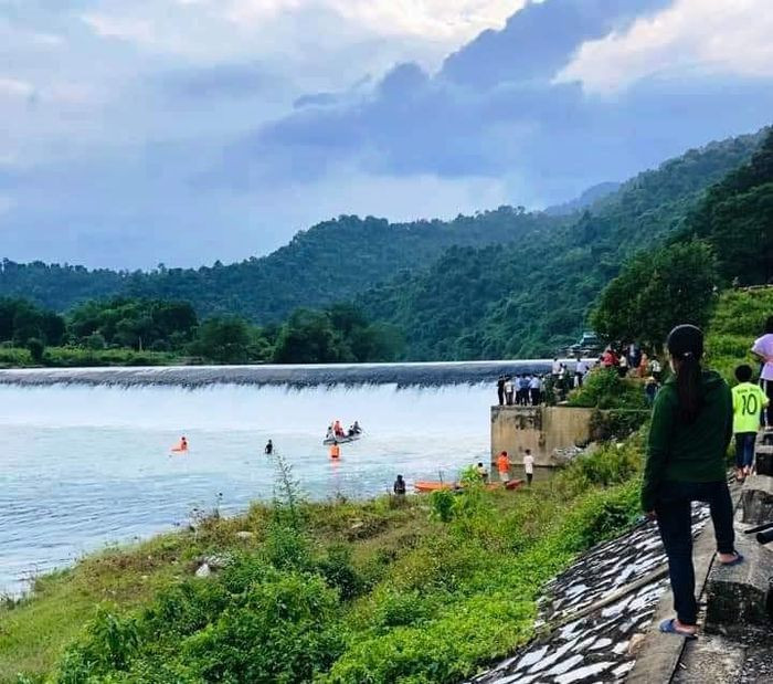  Học sinh lớp 6 chết đuối ở đập nước: Ngày 5/10, UBND xã Môn Sơn, huyện Con Cuông (Nghệ An) cho biết, chiều 4/10, em L.V.H (SN 2010) là lớp 6 trường THCS Môn Sơn ra Đập Phà Lài để chơi thì không may đuối nước. Sau khoảng 1 giờ đồng hồ, lực lượng cứu hộ đã tìm được thi thể em. 