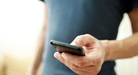  Mất hơn 300 triệu đồng sau khi nghe điện thoại: Anh P. (SN 1970; trú tại Long Biên, Hà Nội) nhận được điện thoại từ một người tự xưng là Công an TP Đà Nẵng và thông báo anh P. có quyết định bắt giam liên quan tới đường dây mua bán ma túy và rửa tiền. Sau đó, kẻ này yêu cầu anh P. phải giải trình tài khoản ngân hàng và cung cấp mã OTP. Khi thực hiện theo hướng dẫn, anh P. phát hiện tài khoản bị rút mất 317 triệu đồng. Ngày 5/10, Công an quận Long Biên cho biết đang điều tra, làm rõ. 