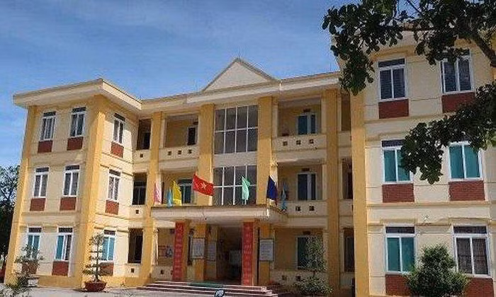  Bắt giam Chủ tịch xã và cán bộ địa chính: Ngày 5/10, Công an huyện Nghi Lộc (Nghệ An) đã bắt tạm giam ông Nguyễn Đình Hải (56 tuổi), nguyên Chủ tịch xã Nghi Phong và Nguyễn Hồng Đức (43 tuổi), cán bộ địa chính xã Nghi Phong để điều tra về sai phạm đất đai dẫn đến việc cơ quan có thẩm quyền cấp 1 thửa đất tái định cư 300m2 không đúng đối tượng, gây thiệt hại nghiêm trọng đến tài sản của Nhà nước. 