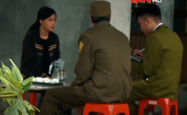 Làm việc với CQĐT, vợ nạn nhân nhớ lại, khi rời nhà vào chiều 20/3, anh Tấn có úp mở về chuyện trúng đề, có mang theo điện thoại, xe máy, tuy nhiên giấy tờ tùy thân cùng các tài sản trên đều không thấy. Xác định anh Tấn có mối quan hệ phức tạp trong giới cờ bạc, lô đề nên CQĐT tập trung 2 hướng: Tấn trúng đề, đến đòi tiền nên bị chủ đề giết hại nhằm chiếm đoạt tiền hoặc biết tin anh trúng đề, các chủ nợ kéo đến chặn đường đòi, dẫn đến hành hung quá tay khiến nạn nhân tử vong.