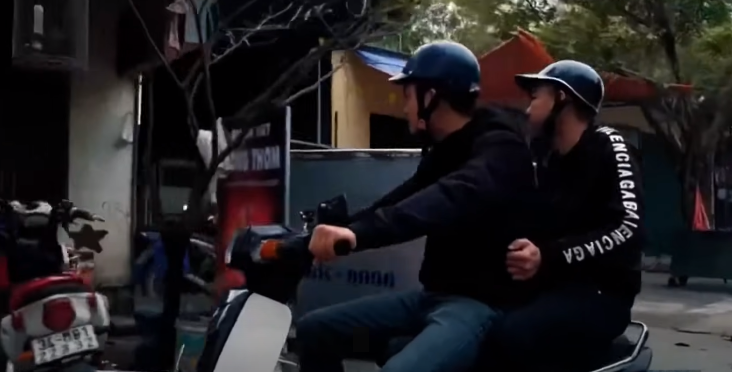 Để che giấu hành vi phạm tội, các đối tượng đã phi tang xác. 5 mũi trinh sát được tung đi khắp các địa bàn, rà soát các tụ điểm lô đề, đặc biệt tại nơi cư trú và nơi phát hiện thi thể nạn nhân, 2 trinh sát còn lại tập trung tìm kiếm chiếc xe máy và điện thoại tại các điểm cầm đồ, mua bán xe cũ, điện thoại cũ.