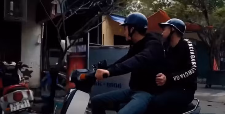 Để che giấu hành vi phạm tội, các đối tượng đã phi tang xác. 5 mũi trinh sát được tung đi khắp các địa bàn, rà soát các tụ điểm lô đề, đặc biệt tại nơi cư trú và nơi phát hiện thi thể nạn nhân, 2 trinh sát còn lại tập trung tìm kiếm chiếc xe máy và điện thoại tại các điểm cầm đồ, mua bán xe cũ, điện thoại cũ.