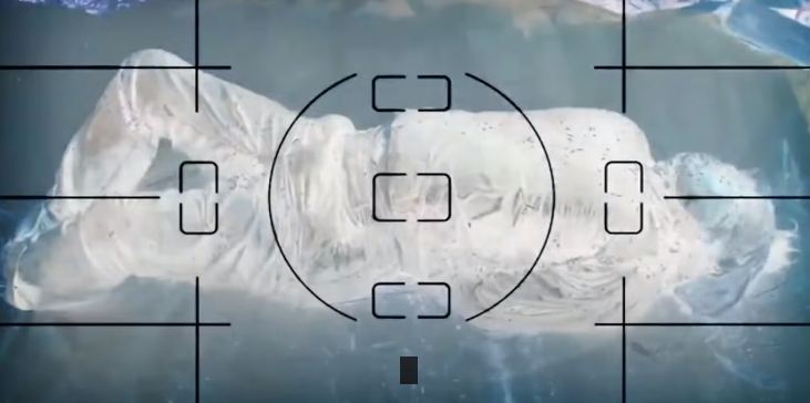 Nạn nhân bị trói 2 tay, 2 chân, cổ bị thắt nút bằng dây rồi buộc giằng xuống chân, khiến cả cơ thể bị cuộn lại. Tất cả dây buộc đều là loại vải xô, dùng để làm khăn tang bện xoắn lại với nhau. Kết quả khám nghiệm khẳng định, mối thít cổ đó ít nhất phải do 2 người thực hiện. 