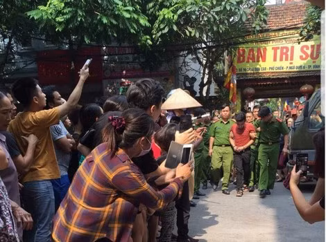 Tại khu vực nhà Dư, do đêm tối, cây cối rậm rạp, khu Dư ở lại có tới 3 nhà nên trinh sát phải nắm tình hình, mật phục suốt đêm. Đến khoảng 3h sáng 11/9/2018, các mũi trinh sát bí mật khép chặt vòng vây, đồng loạt tiếp cận không cho đối tượng kịp phản ứng. Tại CQĐT, lúc đầu, Dư cực kỳ bình tĩnh, một mực khẳng định mình không liên quan đến vụ án. Nhưng khi CQĐT thu giữ chiếc xe máy của nạn nhân cầm cố tại một tiệm cầm đồ ở huyện Vị Xuyên và người đem cầm chính là Dư thì y đã cúi đầu nhận tội.