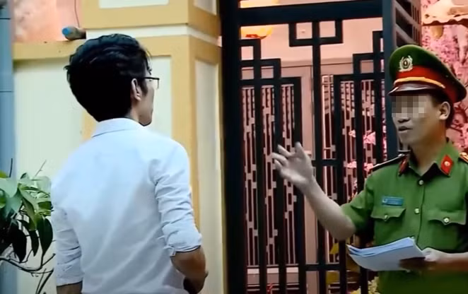 Theo người dân trong khu vực, căn nhà này của bà Trịnh Thị Thành (53 tuổi, chồng đã mất khoảng chục năm về trước), vợ chồng bà Thành có 2 người con, con gái đầu bị bệnh tâm thần, khoảng hơn 4 tháng nay đã đi khỏi nhà không rõ tung tích, người con thứ 2 là anh Nguyễn Văn Hòa (SN 1993), không có công ăn việc làm ổn định, thường đi bán kem, bánh mì tại các hội chợ ở các tỉnh phía Bắc.