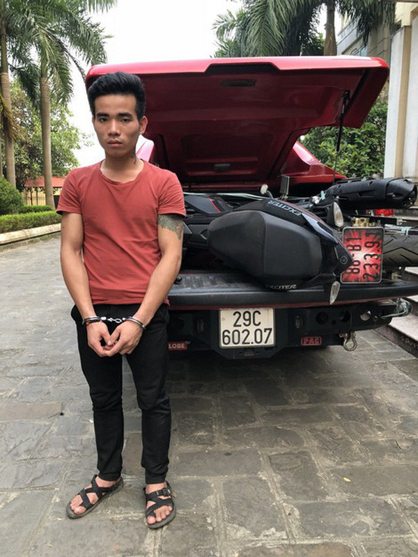 Tập trung điều tra, Ban chuyên án nhận định, hung thủ có thể là người quen với anh Hòa. Hơn 100 CBCS Công an tỉnh Vĩnh Phúc đã được tung đi khắp 25 tỉnh phía Bắc tập trung xác minh các mối quan hệ của nạn nhân, nhưng những người có liên quan tới Hòa cũng di động theo các hội chợ ở khắp nơi. Mất rất nhiều công sức, trinh sát nắm được thông tin, anh có một người bạn tên là Dư, quê ở Hà Giang. Phối hợp với Công an tỉnh Hà Giang, các trinh sát xác định nghi can chính là Lương Văn Dư (SN 1998, dân tộc Tày, trú tại xã Ngọc Minh, huyện Vị Xuyên, Hà Giang).