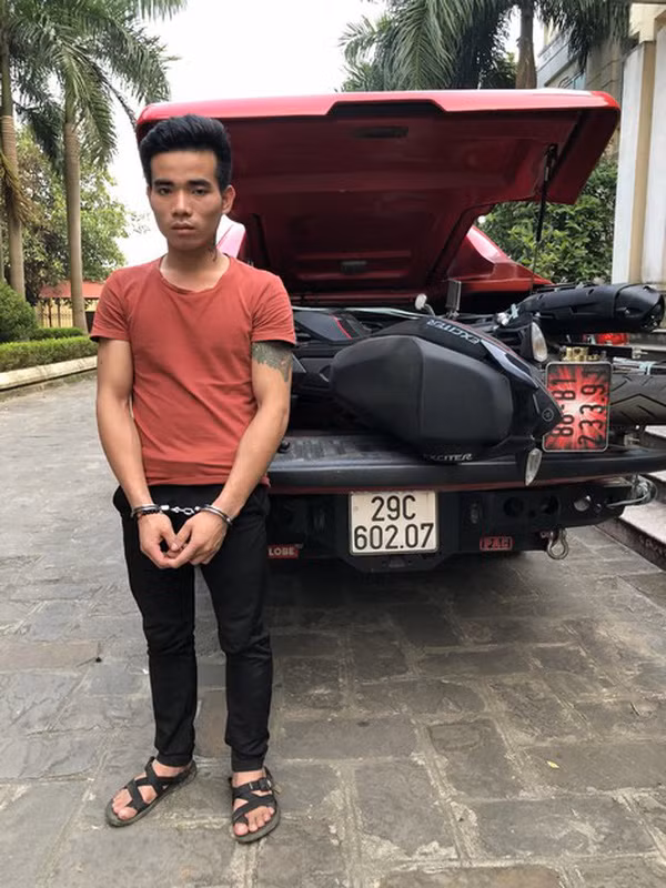 Tập trung điều tra, Ban chuyên án nhận định, hung thủ có thể là người quen với anh Hòa. Hơn 100 CBCS Công an tỉnh Vĩnh Phúc đã được tung đi khắp 25 tỉnh phía Bắc tập trung xác minh các mối quan hệ của nạn nhân, nhưng những người có liên quan tới Hòa cũng di động theo các hội chợ ở khắp nơi. Mất rất nhiều công sức, trinh sát nắm được thông tin, anh có một người bạn tên là Dư, quê ở Hà Giang. Phối hợp với Công an tỉnh Hà Giang, các trinh sát xác định nghi can chính là Lương Văn Dư (SN 1998, dân tộc Tày, trú tại xã Ngọc Minh, huyện Vị Xuyên, Hà Giang).