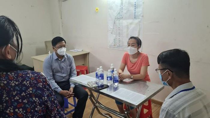  Xử phạt người phụ nữ bị "cưỡng chế" test nhanh COVID-19: Ngày 6/10, UBND phường Vĩnh Phú, TP Thuận An, tỉnh Bình Dương cho biết, vừa ra quyết định xử phạt hành chính đối với bà H.T.P.L. (38 tuổi, ngụ chung cư Ehome 4) 2 triệu đồng vì không thực hiện xét nghiệm theo quy định để phòng, chống dịch COVID-19 xảy ra ngày 28/9. 