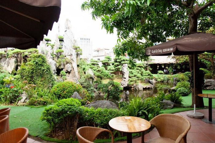  Điều tra vụ bé 4 tuổi tử vong trong quán cà phê: Cháu bé được bố đưa theo đến quán cà phê Cát Tường ở TP Nam Định để gặp vài người bạn. Trong lúc người bố mải nói chuyện, cháu bé đã chạy ra hồ nước trong khu vực tiểu cảnh trang trí của quán, không may ngã xuống hồ tử vong. Ngày 6/10, Công an TP Nam Định cho biết, đang điều tra, làm rõ.