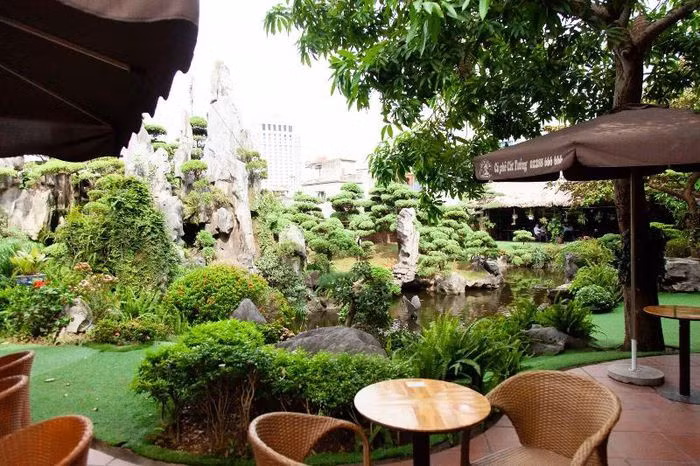  Điều tra vụ bé 4 tuổi tử vong trong quán cà phê: Cháu bé được bố đưa theo đến quán cà phê Cát Tường ở TP Nam Định để gặp vài người bạn. Trong lúc người bố mải nói chuyện, cháu bé đã chạy ra hồ nước trong khu vực tiểu cảnh trang trí của quán, không may ngã xuống hồ tử vong. Ngày 6/10, Công an TP Nam Định cho biết, đang điều tra, làm rõ.