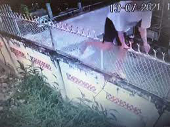  Trốn khỏi khu cách ly tập trung rồi gọi bạn gái đến đón: Ngày 6/10, Công an xã Trường Long Tây, huyện Châu Thành A, tỉnh Hậu Giang cho biết, đã tìm được N.V.N (28 tuổi, trú huyện Vị Thủy) - người trốn khỏi khu cách ly y tế sau khi về từ TP HCM tại một nhà trọ trên địa bàn xã này cùng với bạn gái. Qua test nhanh, cả 2 dương tính với ma túy. 