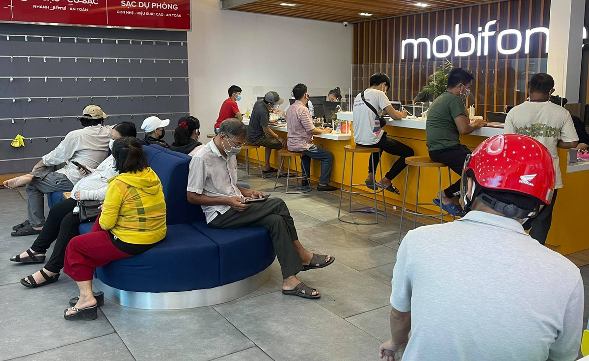 Hầu hết các dịch vụ như viễn thông, điện nước, vật liệu xây dựng, y tế, ngân hàng… và các cơ sở kinh doanh trên địa bàn toàn TP HCM đã được hoạt động trở lại từ sáng 1/10. 