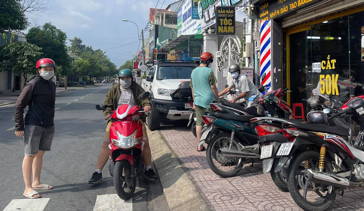 Các salon tóc đã có nhiều khách đến sử dụng dịch vụ. Tại đây, chủ quán yêu cầu khách hàng rửa tay sạch và đeo khẩu trang đầy đủ. 