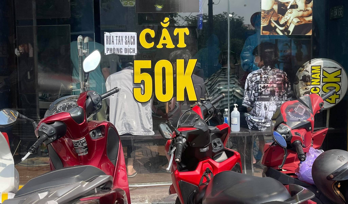Dịch vụ hớt tóc được hoạt động trở lại. Các tiệm cắt tóc bình dân tại TP.HCM đông người xếp hàng chờ tới lượt. Trong khi đó, các salon không bị quá tải do khách hàng đặt lịch theo giờ. 