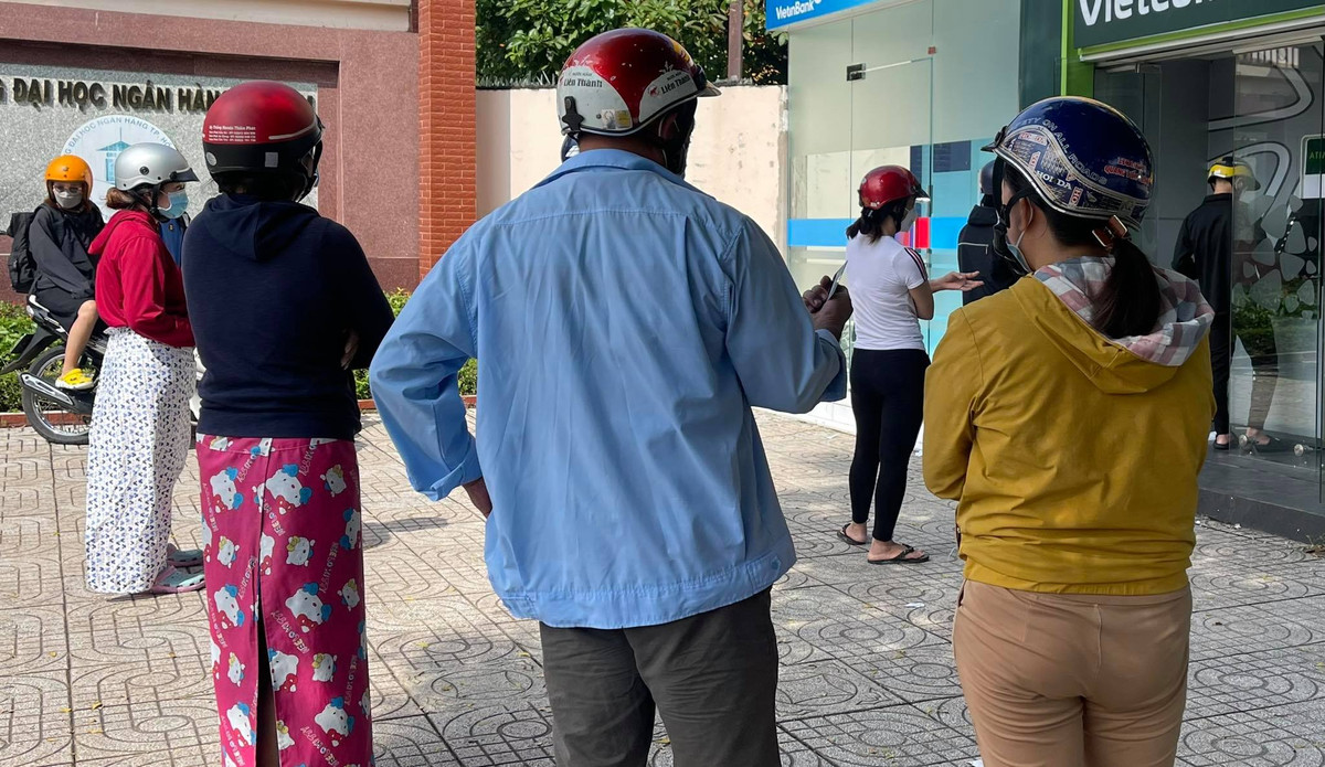 Cây ATM cũng bị "nóng máy" vì quá nhiều người tới để rút tiền.