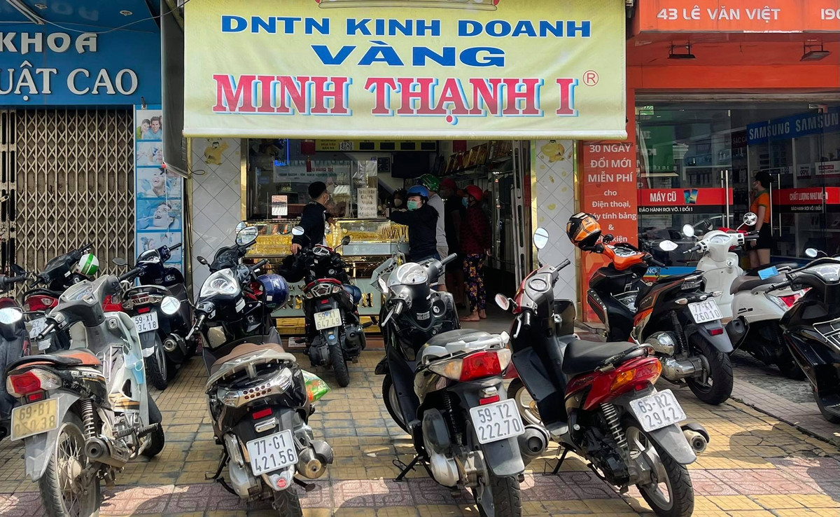 Một tiệm vàng ở TP Thủ Đức tiếp hàng trăm khách tấp nập ra vào trong buổi sáng 1/10. Nhiều chủ quán chia sẻ, đang chờ đợi tình hình thêm ít ngày, trước khi mở cửa quay trở lại hoạt động như bình thường.