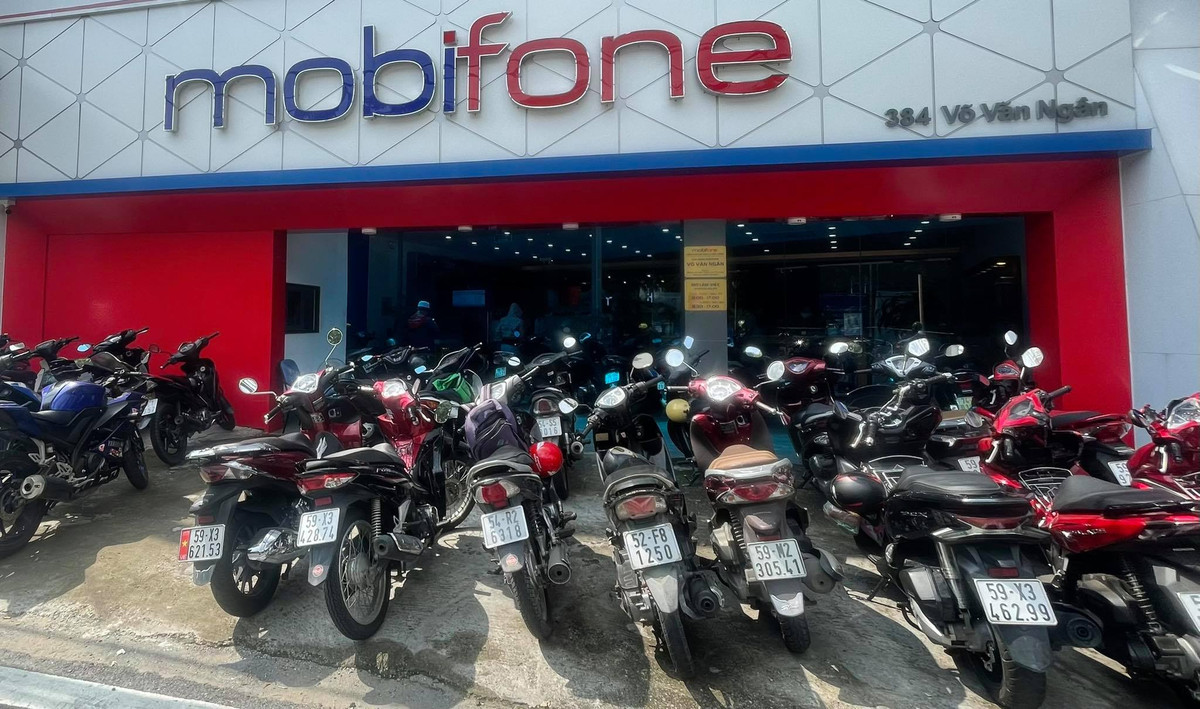 Một điểm giao dịch viễn thông trên địa bàn quận Bình Thạnh đông đúc khách. 