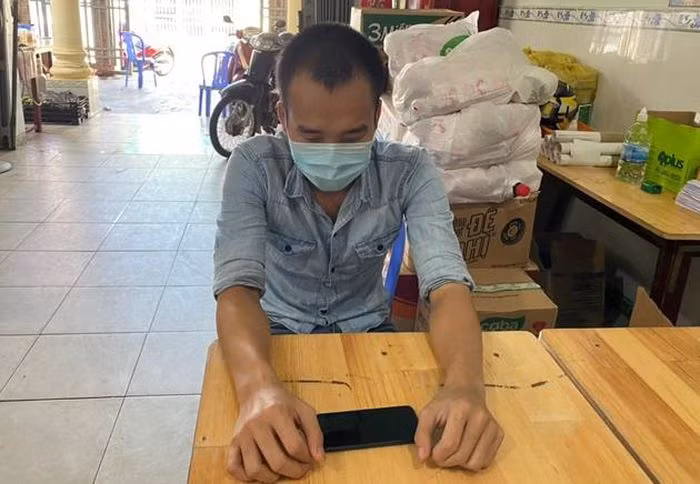  Giả danh email của Chủ tịch UBND tỉnh để lừa đảo: Đặng Thanh Tùng (28 tuổi, ở Đồng Nai) tạo Email giả danh Chủ tịch UBND tỉnh Bình Phước thực hiện gửi thư đến lãnh đạo các sở, ban, ngành trong tỉnh Bình Phước, khi lãnh đạo các sở, ban, ngành trả lời thư thì Tùng sẽ yêu cầu chuyển tiền đến các tài khoản ngân hàng do đối tượng cung cấp nhằm chiếm đoạt tài sản. Ngày 7/10, Công an tỉnh Bình Phước cho biết, đang củng cố hồ sơ xử lý Tùng.