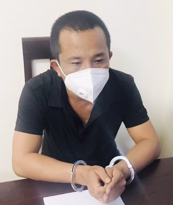  Đối tượng cầm đầu sới bạc 'khủng' ở Nghệ An ra đầu thú: Ngày 7/10, Công an tỉnh Nghệ An cho biết, sau khi bỏ trốn, chiều 6/10, Nguyễn Văn Đồng (SN 1980, trú huyện Đô Lương) đã đến Phòng Cảnh sát hình sự để đầu thú, thừa nhận toàn bộ hành vi phạm tội. Đồng được xác định là đối tượng cầm đầu, điều hành 1 sới bạc quy mô lớn trên địa bàn huyện Đô Lương vừa bị Công an triệt phá.