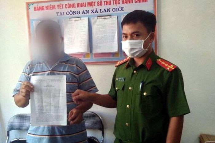  Xử phạt người đàn ông lộng ngôn xúc phạm Công an: Ngày 7/10, Công an huyện Tân Yên (Bắc Giang) đã tiến hành xử phạt 7,5 triệu đồng đối với N.V.L (SN 1970, ở xã Lan Giới, huyện Tân Yên) về hành vi xúc phạm lực lượng công an trên mạng xã hội. L thừa nhận sử dụng tài khoản facebook của cá nhân mang tên "Long Nguyen" bình luận nội dung xúc phạm đến Công an xã An Thượng. 