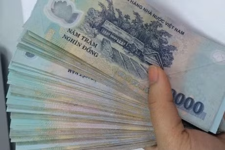  Giả danh "Chủ tịch Hội đồng quản trị" lừa đảo: Cao Văn Thành (46 tuổi, trú huyện Bình Sơn,Quảng Ngãi) lên mạng làm 1 giấy đăng ký doanh nghiệp cổ phần giả do mình làm chủ rồi tiếp cận một số người và giới thiệu là Chủ tịch Hội đồng quản trị Công ty lừa đảo chiếm đoạt tài sản của nạn nhân 430 triệu đồng. Ngày 8/10, Công an huyện Bình Sơn cho biết, vừa khởi tố bắt tạm giam Thành.