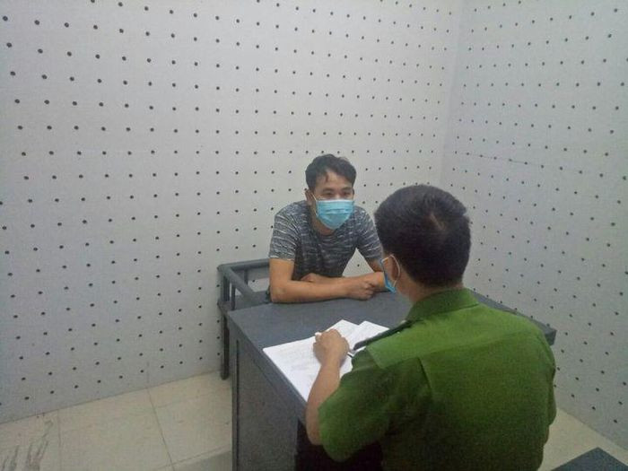  Ngụy trang thành xe chở rác để đánh cắp 4,2 tấn chì tinh luyện: Lợi dụng việc từng làm thủ kho nguyên liệu cho Công ty TNHH Long Sơn, Đinh Văn Quang (trú huyện Yên Khánh, Ninh Bình) đã sử dụng xe tải giả làm xe chở rác để đánh cắp 4,2 tấn chì tinh luyện trị giá 250 triệu đồng. Ngày 8/10, Công an huyện Yên Khánh cho biết, đã bắt tạm giam Khánh.